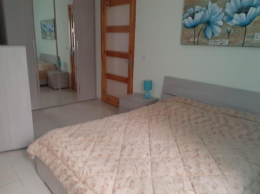 Lovely Two Bedroom Apartment セント・ポールズ・ベイ エクステリア 写真